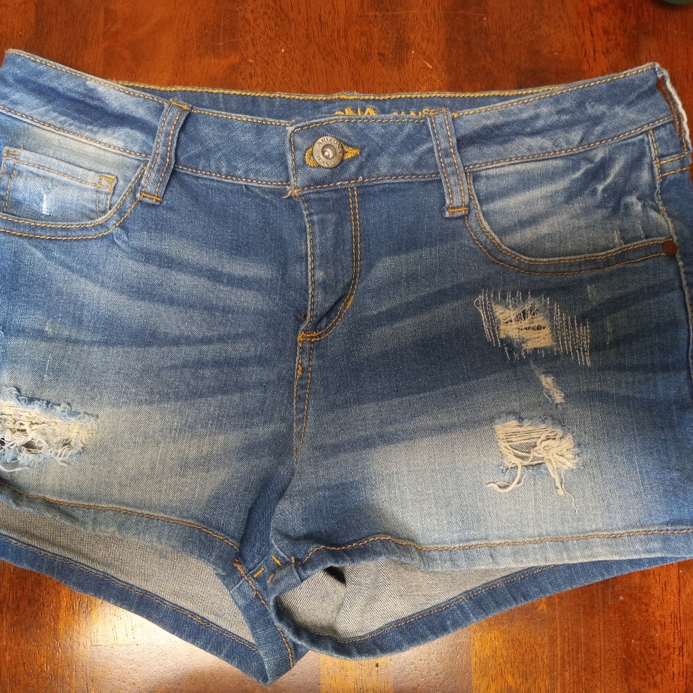 Arizona Jean Co juniors blue distressed denim shorts size 9